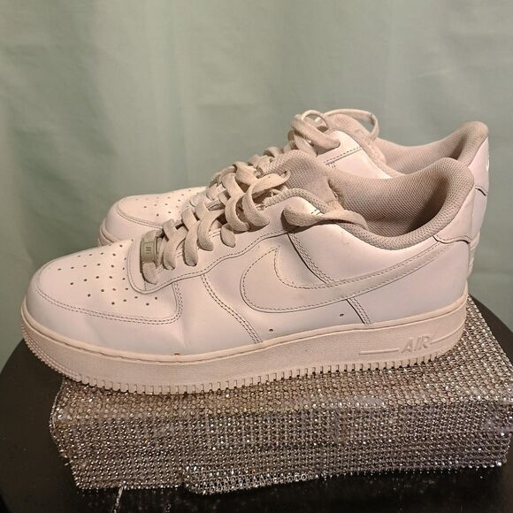 "Classic White Nike Air Force 1 Sneakers – Iconic Street Style Shoes" - Picture 2 of 5